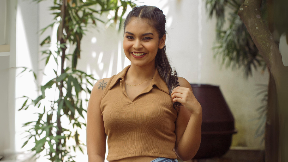 The Solid Slim Fit Cropped Knit Top: A Minimalist's Dream